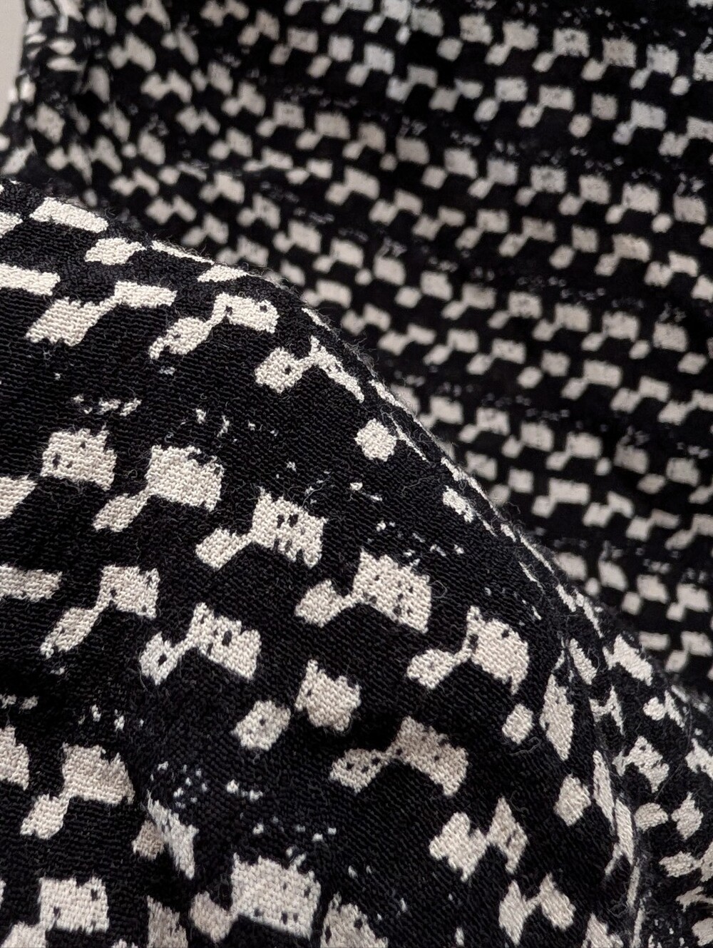 Max Studio Black and White Patterned Camisole Top - Picture 7 of 8
